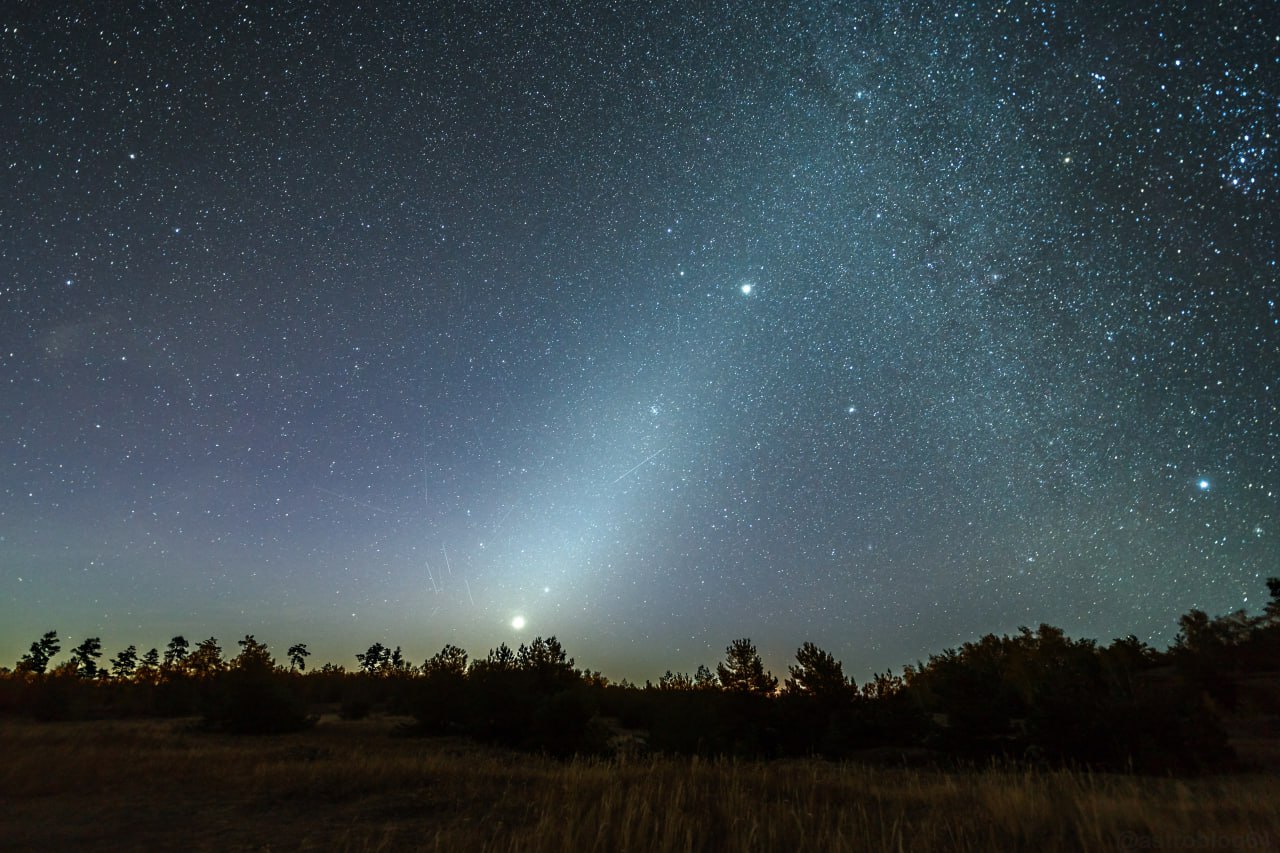 Саратовцев поразил зодиакальный свет в небе